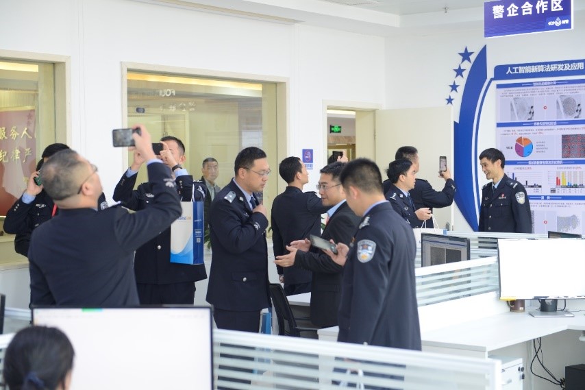 公安专家参观实验室2.jpg